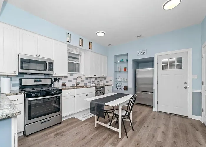 Cozy, Top-Floor 3Br Loft With Balcony In West Town