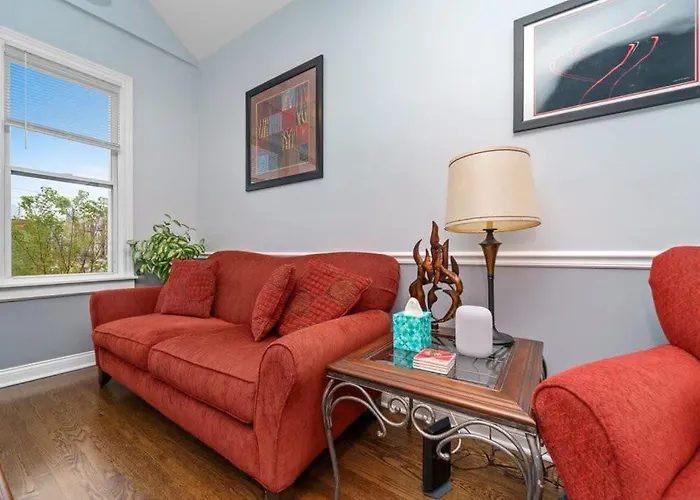 Cozy, Top-Floor 3Br Loft With Balcony In West Town